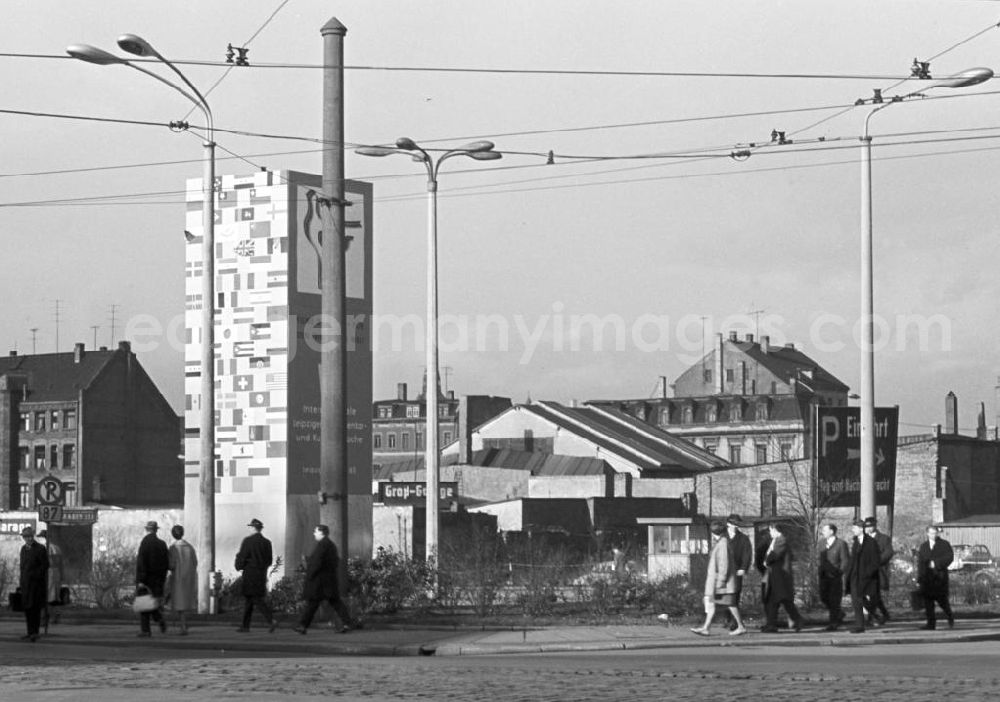 GDR picture archive: Leipzig - Zur 6. Internationalen Leipziger Dokumentar- und Kurzfilmwoche 1963 besuchen viele in- und ausländische Gäste die Messestadt. Erstmals nahmen an dem Dokumentarfilmfestival auch große internationale Organisationen teil. Dazu gehörten der Weltgewerkschaftsbund, die Internationale Frauenföderation und der Weltfriedensrat, der einen Sonderpreis verlieh.