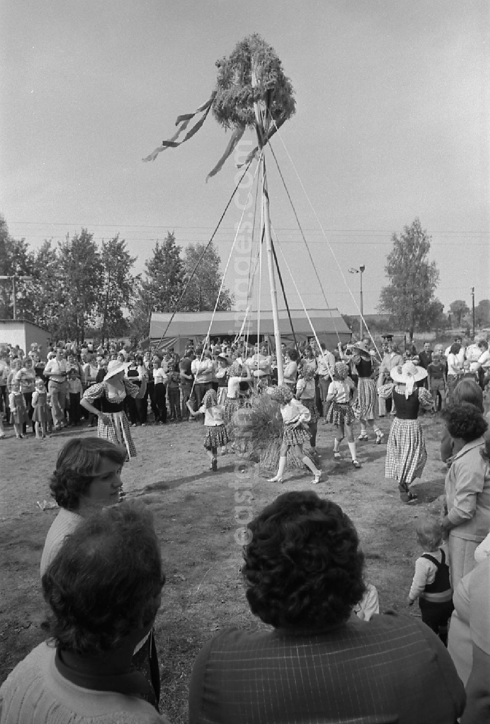 Schönwalde-Glien: Residents and guests as participants in the events on the occasion of a village festival in Schoenwalde-Glien, Brandenburg on the territory of the former GDR, German Democratic Republic