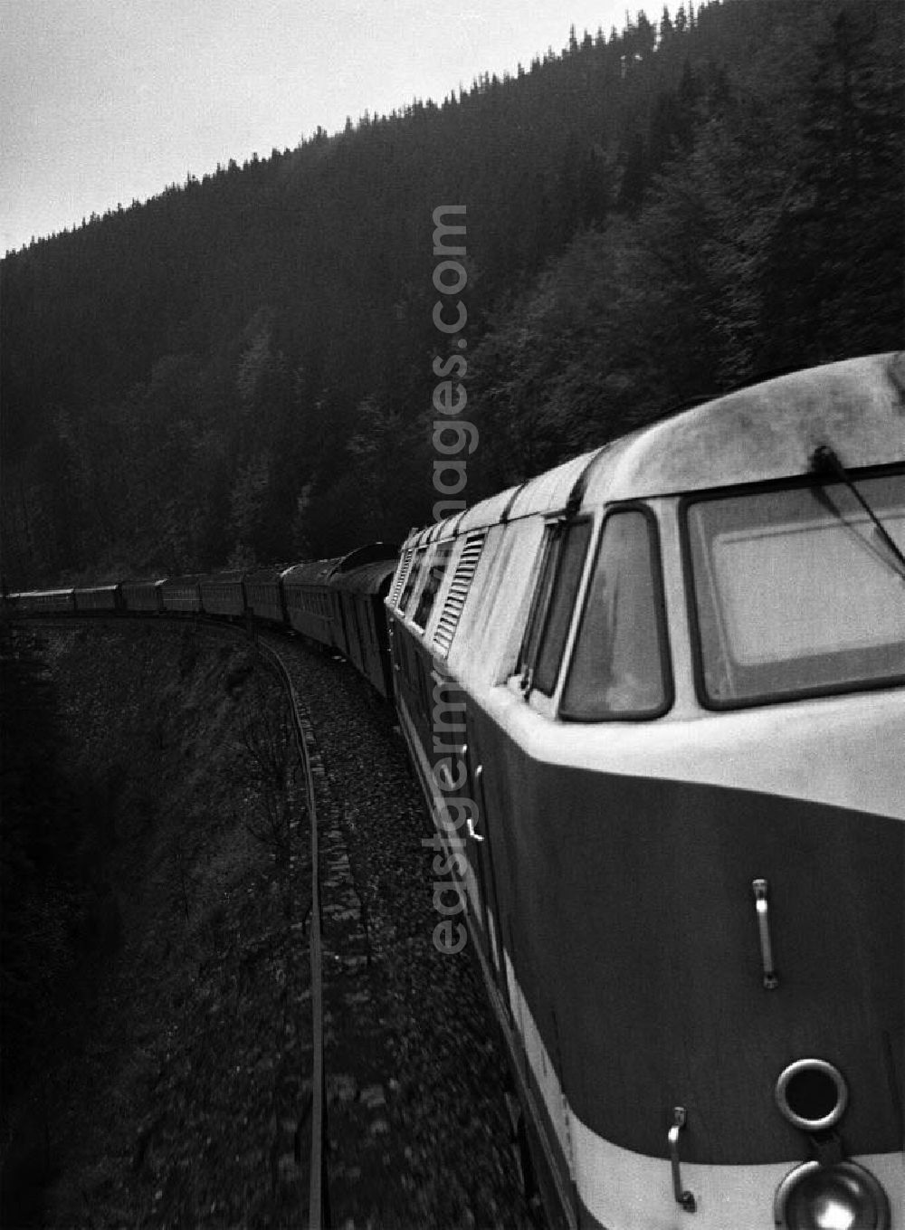 GDR picture archive: Erfurt - Fahrt auf der Oberhofer Steilrampe ( der Zug ist mit zwei V 18