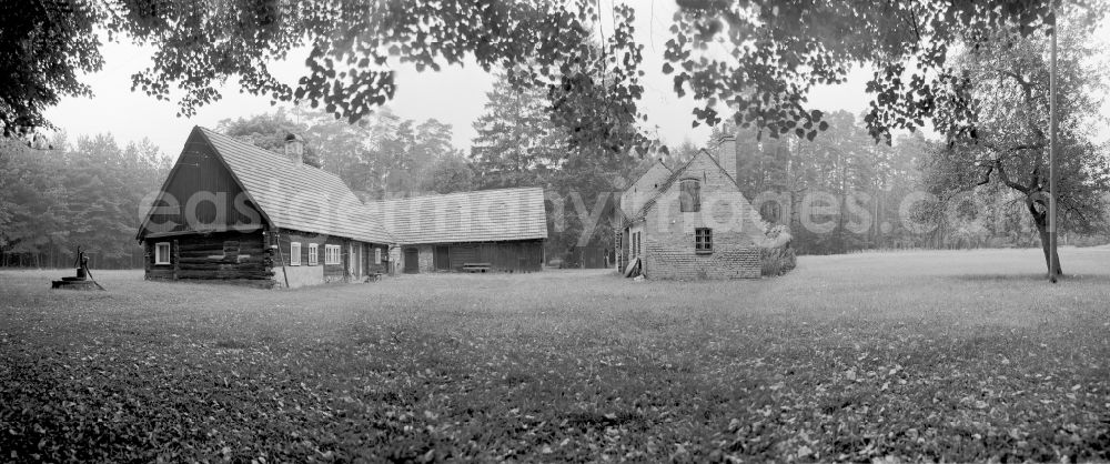 GDR picture archive: Ortschaft Heide - Three-sided farm - farm and agricultural business in Ortschaft Heide, Brandenburg on the territory of the former GDR, German Democratic Republic