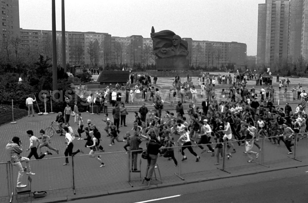 GDR image archive: Berlin-Prenzlauer Berg - E. Thälmann Gedenklauf 16.