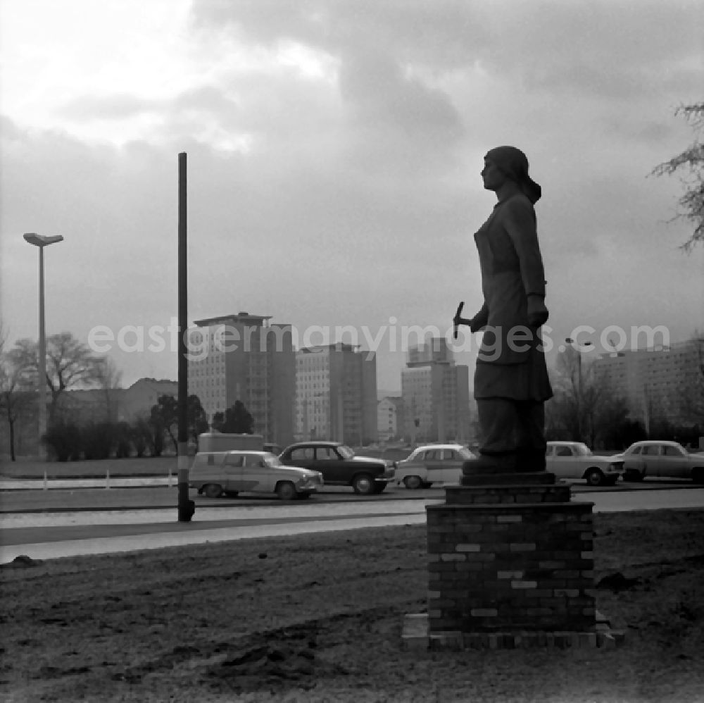 Dresden: Februar 1969 Ein Arbeiterdenkmal in Dresden