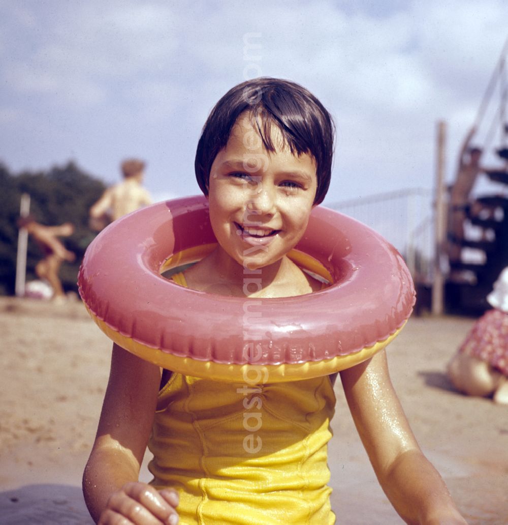 GDR picture archive: Berlin - A girl in a bathing suit and with a swimming ring at a lido on the street Sportpromenade in Berlin East Berlin in the territory of the former GDR, German Democratic Republic