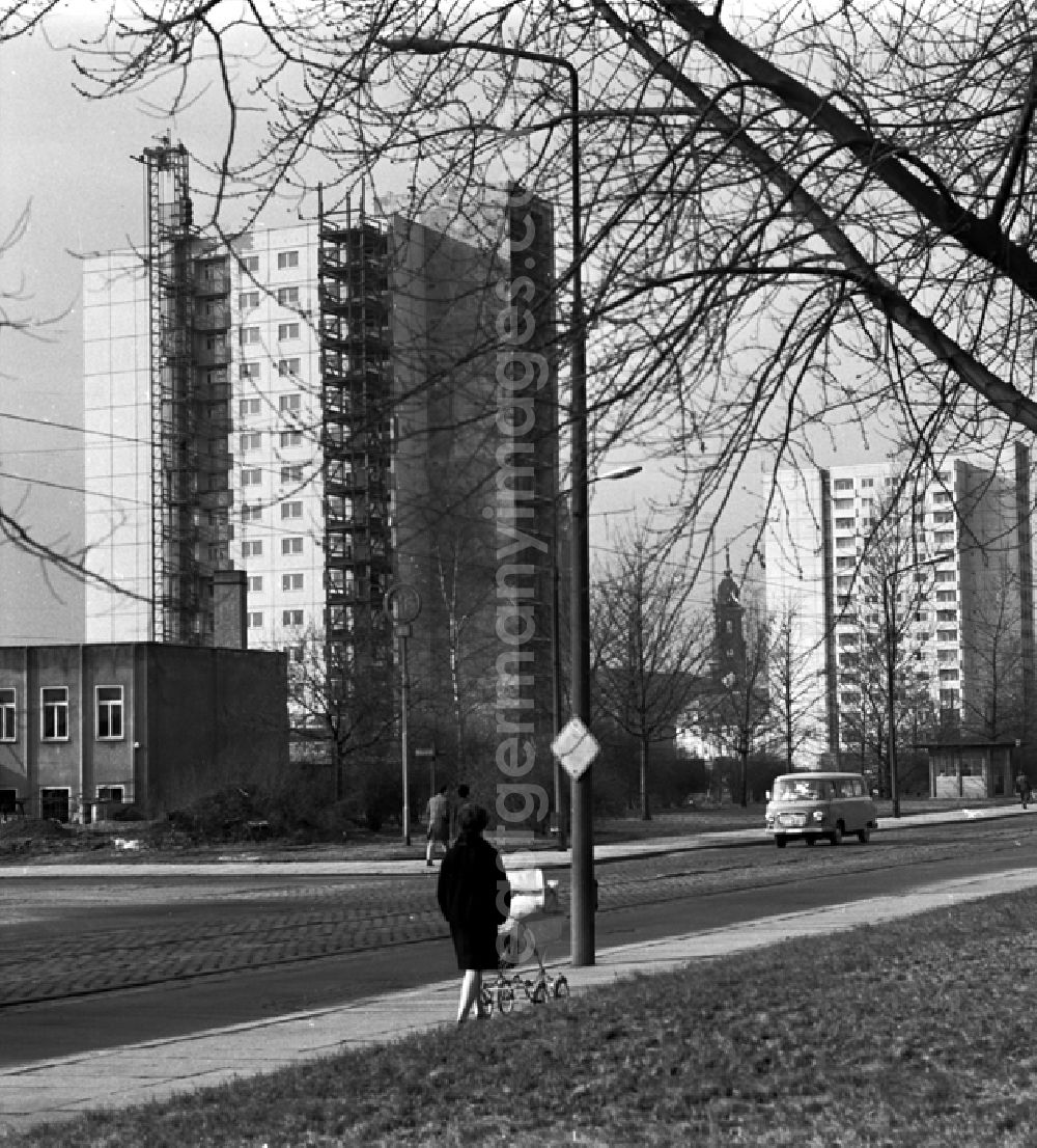 GDR picture archive: Dresden - Februar 1969 Ein Plattenbau in Dresden