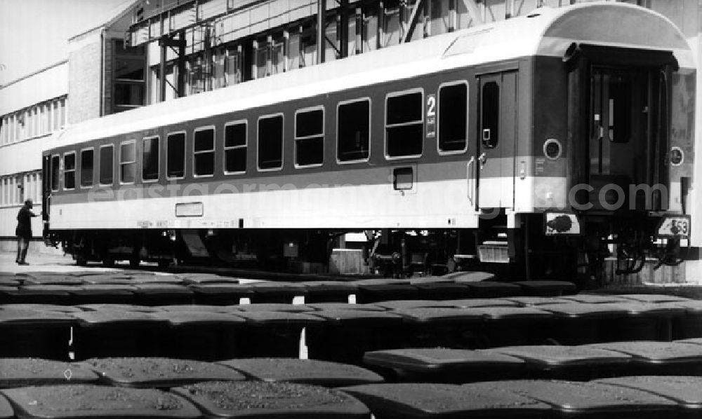 GDR picture archive: Halberstadt - 50 einst im Reichsbahnausbesserungswerk Halberstadt (Sachsen-Anhalt) gebaute Reisezugwagen wurden bisher zu modernen InterRegio-Wagen umgerŸstet 19.