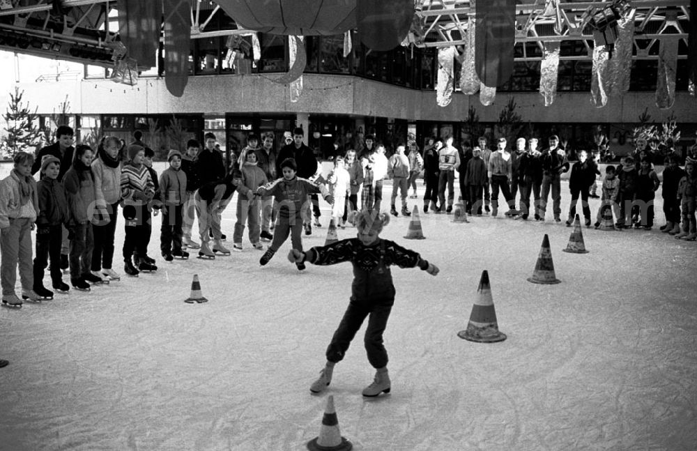 GDR image archive: Berlin-Mitte - Eislaufen im SEZ 27.12.89