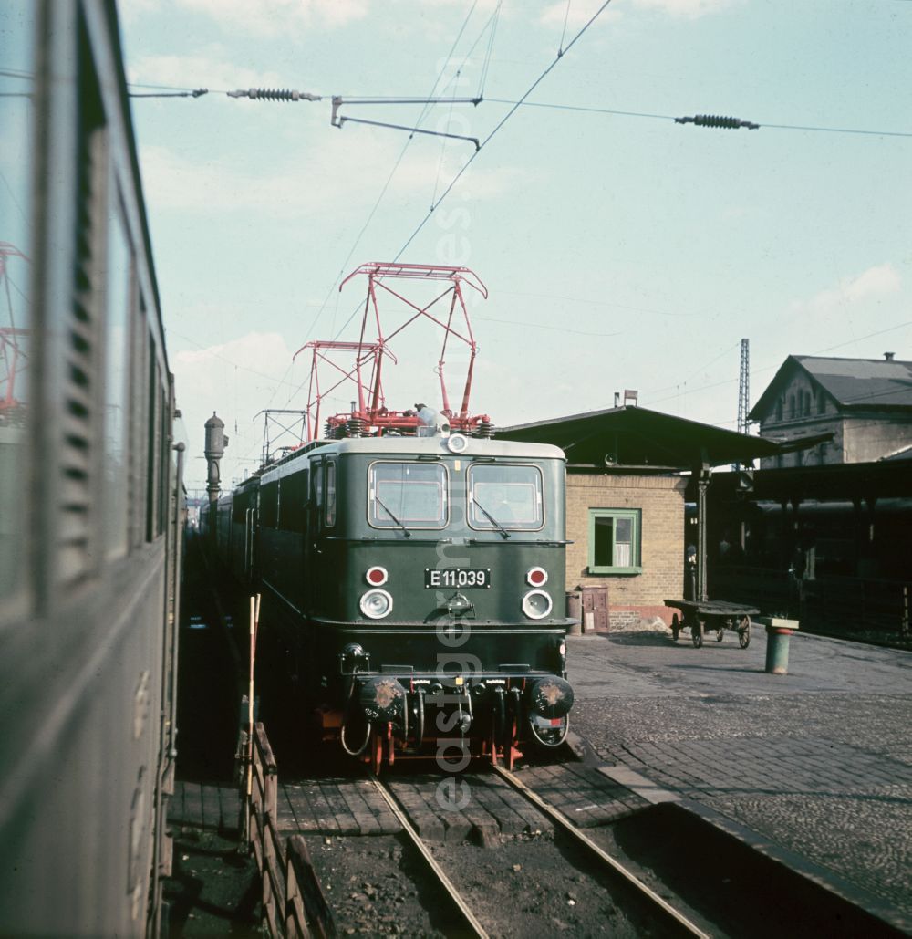 GDR picture archive: Tharandt - Electric locomotive of the E 11