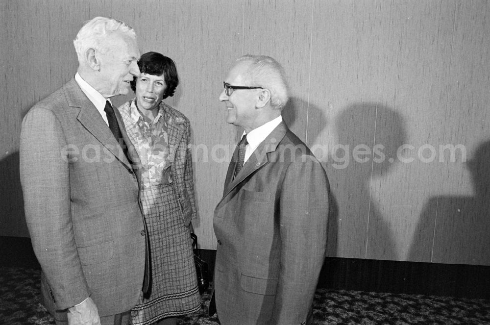 GDR picture archive: Berlin - Reception of Maurice Couve de Murville, French Foreign Minister, by Erich Honecker, Chairman of the State Council in the house of the Central Committee of the SED in Berlin, East Berlin in the territory of the former GDR, German Democratic Republic