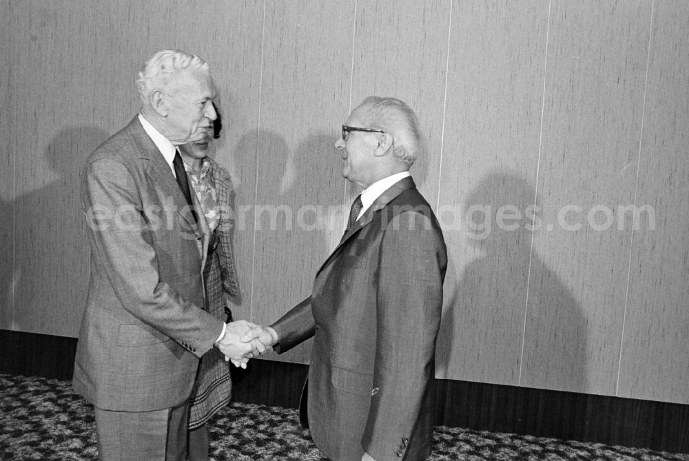 GDR image archive: Berlin - Reception of Maurice Couve de Murville, French Foreign Minister, by Erich Honecker, Chairman of the State Council in the house of the Central Committee of the SED in Berlin, East Berlin in the territory of the former GDR, German Democratic Republic