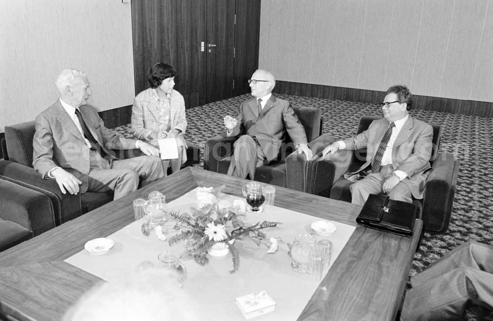 GDR photo archive: Berlin - Reception of Maurice Couve de Murville, French Foreign Minister, by Erich Honecker, Chairman of the State Council in the house of the Central Committee of the SED in Berlin, East Berlin in the territory of the former GDR, German Democratic Republic