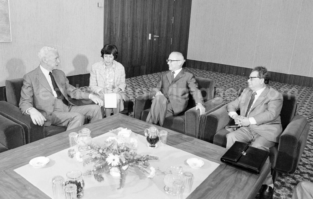 GDR picture archive: Berlin - Reception of Maurice Couve de Murville, French Foreign Minister, by Erich Honecker, Chairman of the State Council in the house of the Central Committee of the SED in Berlin, East Berlin in the territory of the former GDR, German Democratic Republic