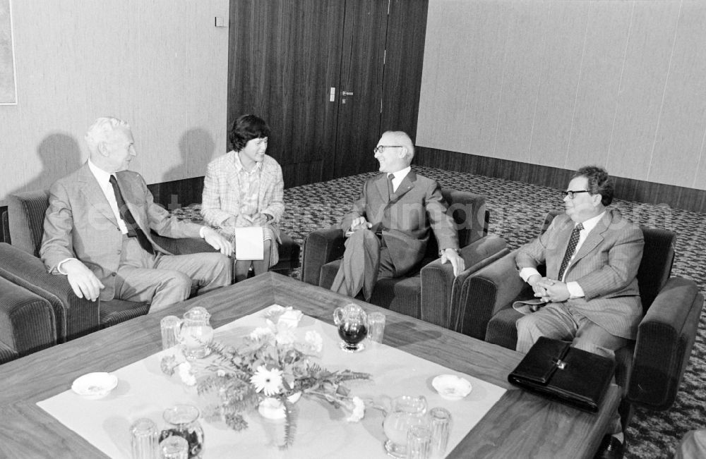 Berlin: Reception of Maurice Couve de Murville, French Foreign Minister, by Erich Honecker, Chairman of the State Council in the house of the Central Committee of the SED in Berlin, East Berlin in the territory of the former GDR, German Democratic Republic