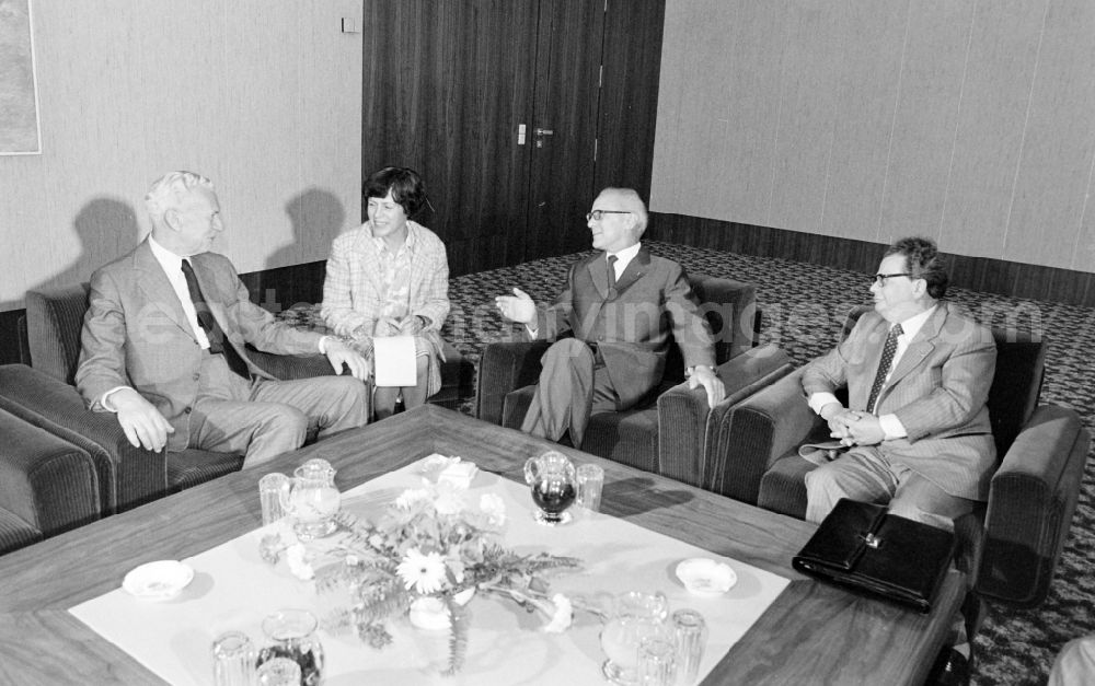 GDR image archive: Berlin - Reception of Maurice Couve de Murville, French Foreign Minister, by Erich Honecker, Chairman of the State Council in the house of the Central Committee of the SED in Berlin, East Berlin in the territory of the former GDR, German Democratic Republic