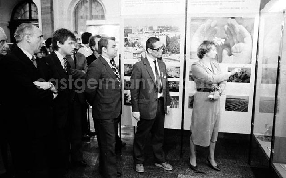 GDR picture archive: Berlin - Mitte - 21.12.1982 Eröffnung der Ausstellung anlässlich des 60.Jahrestages der UdSSR im Museum für Deutsche Geschichte in Berlin-Mitte Umschlagnr.: 125