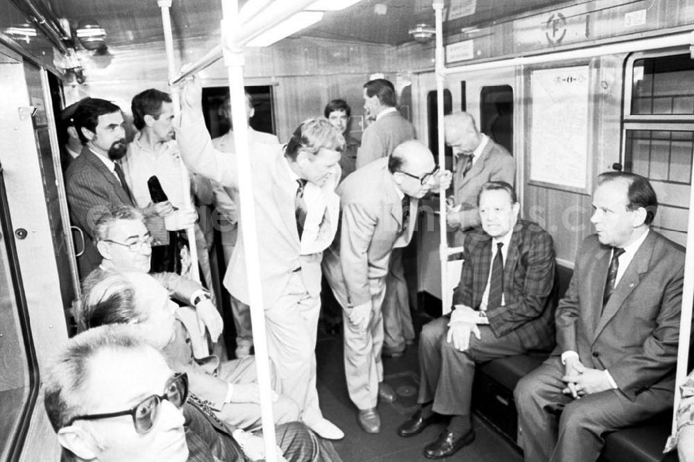 GDR picture archive: Berlin - Eröffnung der U-Bahnlinie E, in Anwesenheit von Minister Arndt, Genossen Schabowski und Krack 30.