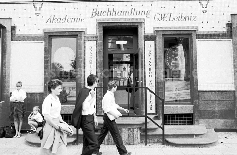 GDR picture archive: Berlin-Mitte - Eröffnung der Leibnitz- Buchhandlung am Platz der Akademie 26.