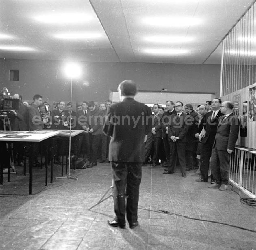 GDR photo archive: Berlin - Eröffnung in der Pressefotoschau Berlin Friedrichsfelde Februar 1966 Umschlagnr.: 1966-52