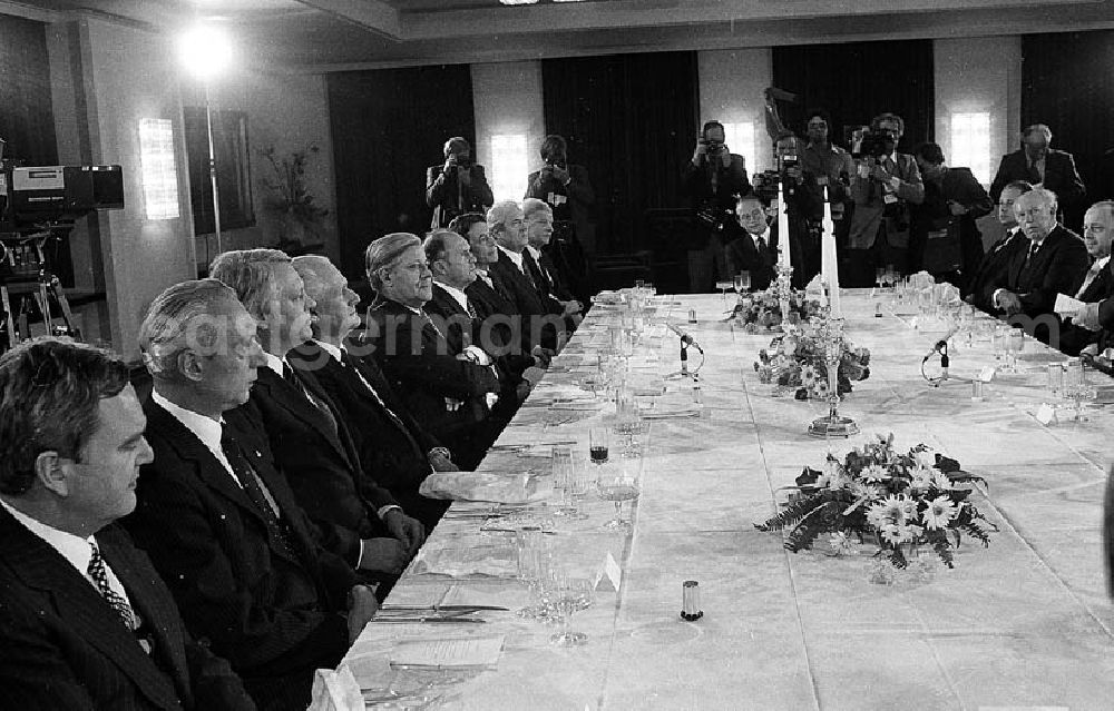 GDR picture archive: Berlin - 12.12.1981 Erich Honecker zu Besuch in Berlin (BRD), Helmut Schmidt (Bundeskanzler) veranstaltet für Honecker ein Abendessen Umschlagnr.: 34