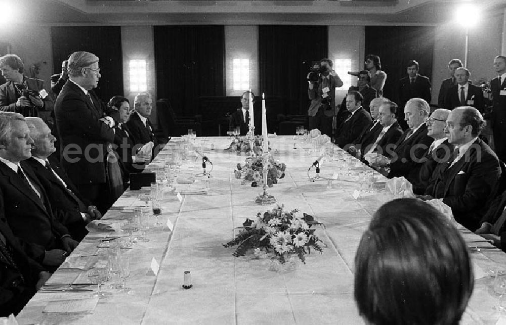 GDR image archive: Berlin - 12.12.1981 Erich Honecker zu Besuch in Berlin (BRD), Helmut Schmidt (Bundeskanzler) veranstaltet für Honecker ein Abendessen Umschlagnr.: 34