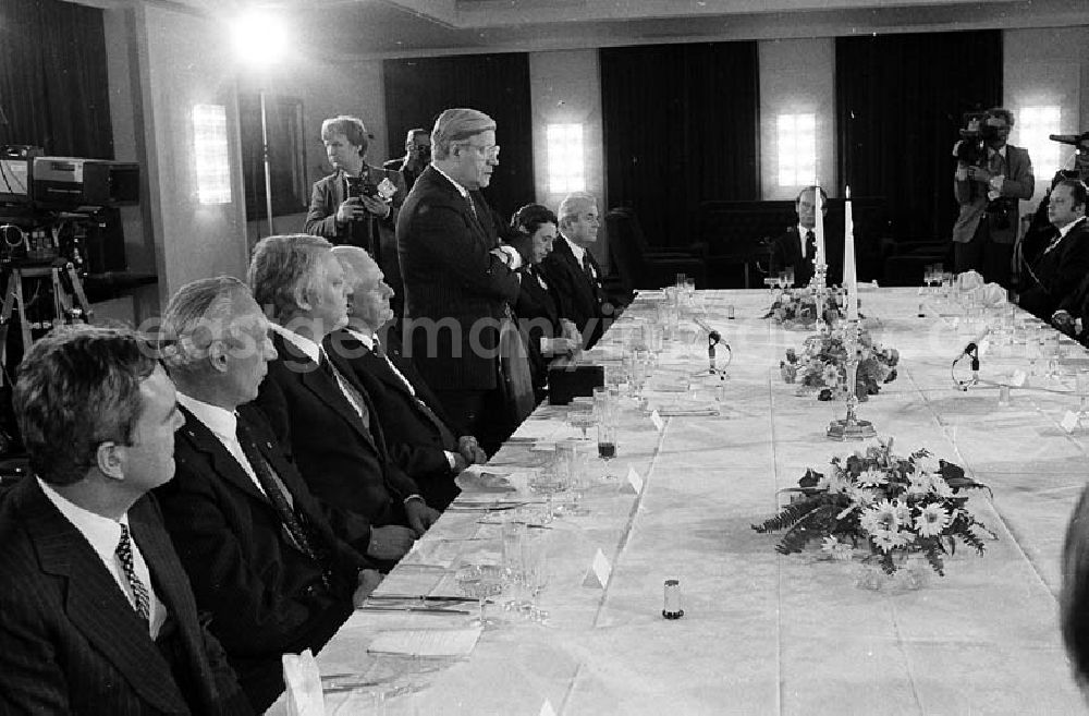 GDR photo archive: Berlin - 12.12.1981 Erich Honecker zu Besuch in Berlin (BRD), Helmut Schmidt (Bundeskanzler) veranstaltet für Honecker ein Abendessen Umschlagnr.: 34