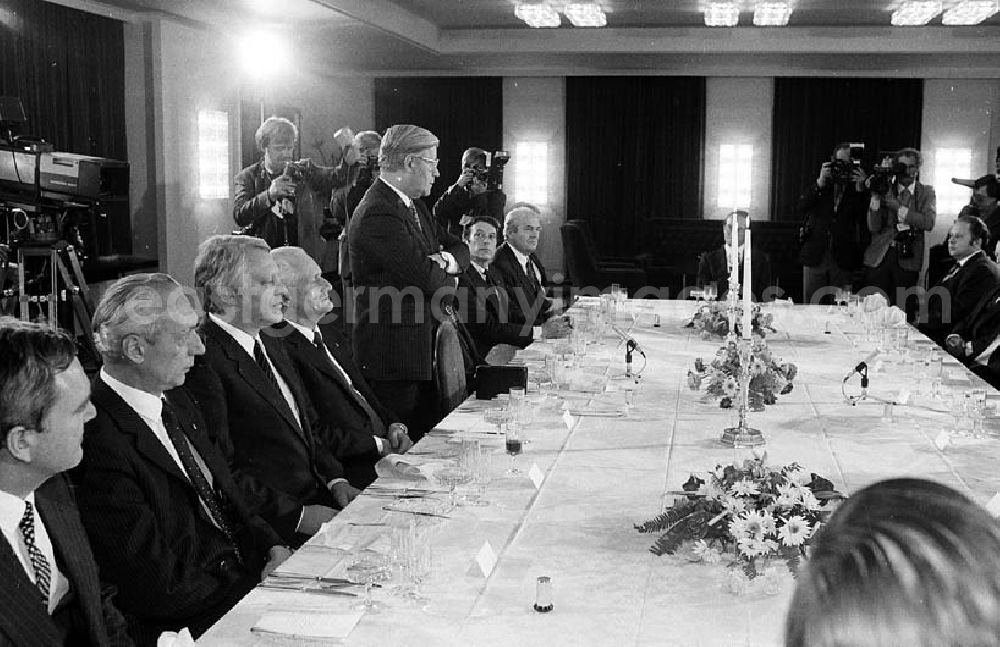 GDR picture archive: Berlin - 12.12.1981 Erich Honecker zu Besuch in Berlin (BRD), Helmut Schmidt (Bundeskanzler) veranstaltet für Honecker ein Abendessen Umschlagnr.: 34