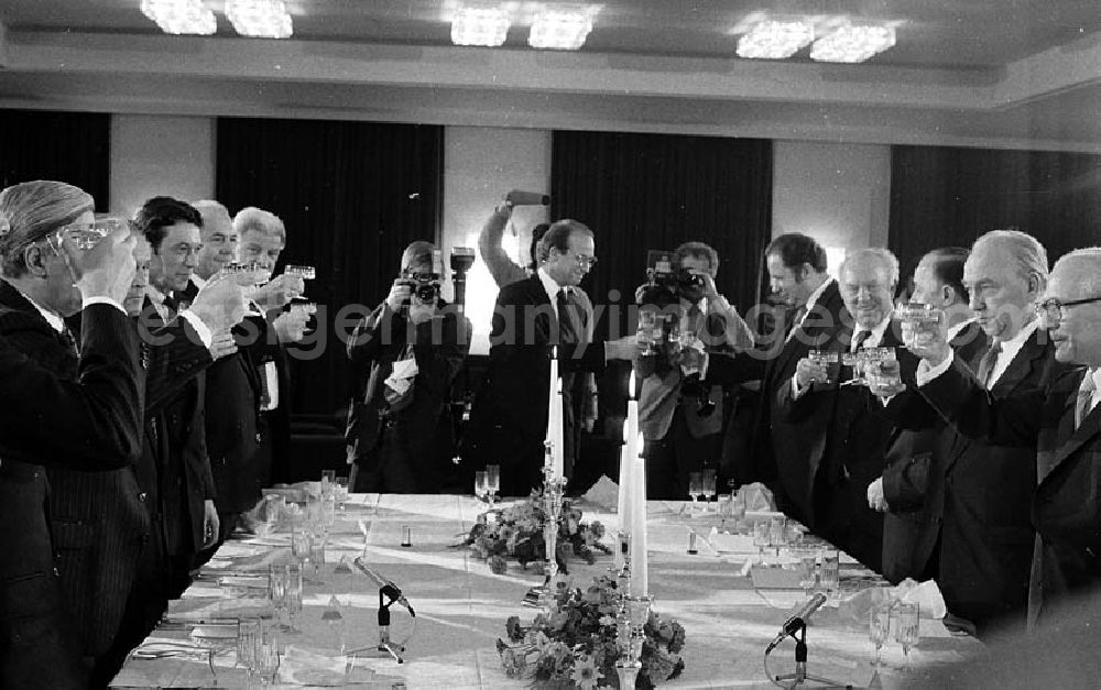 Berlin: 12.12.1981 Erich Honecker zu Besuch in Berlin (BRD), Helmut Schmidt (Bundeskanzler) veranstaltet für Honecker ein Abendessen Umschlagnr.: 34