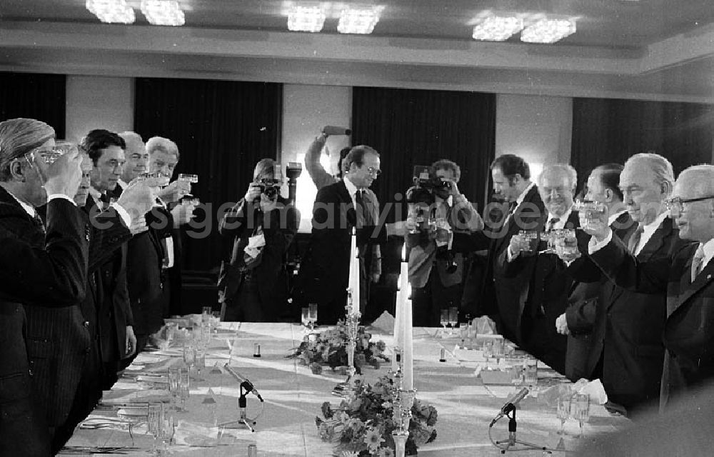 GDR image archive: Berlin - 12.12.1981 Erich Honecker zu Besuch in Berlin (BRD), Helmut Schmidt (Bundeskanzler) veranstaltet für Honecker ein Abendessen Umschlagnr.: 34