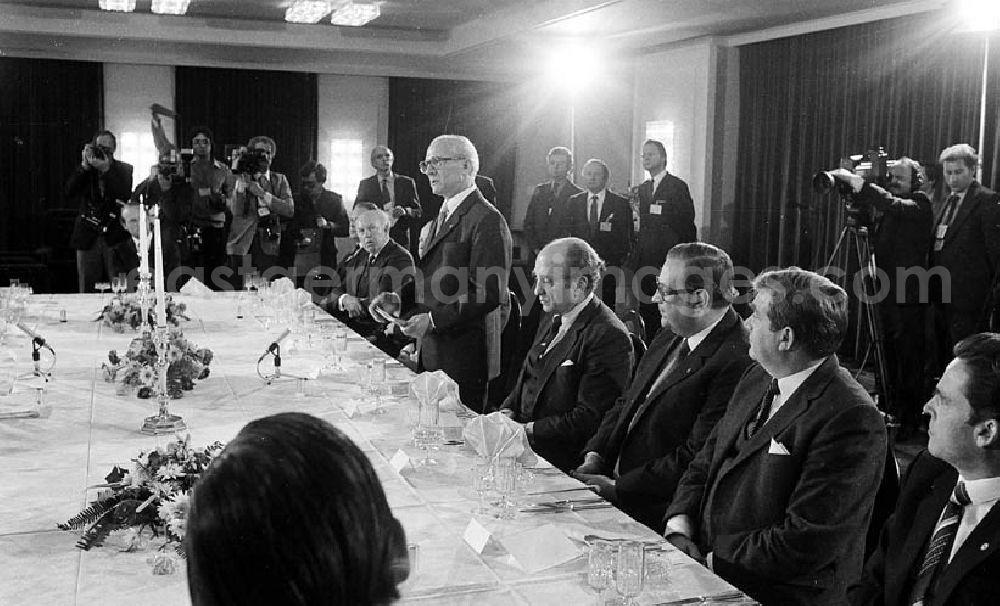 GDR picture archive: Berlin - 12.12.1981 Erich Honecker zu Besuch in Berlin (BRD), Helmut Schmidt (Bundeskanzler) veranstaltet für Honecker ein Abendessen Umschlagnr.: 34