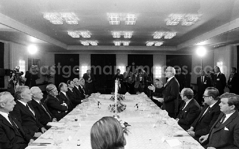 GDR image archive: Berlin - 12.12.1981 Erich Honecker zu Besuch in Berlin (BRD), Helmut Schmidt (Bundeskanzler) veranstaltet für Honecker ein Abendessen Umschlagnr.: 34