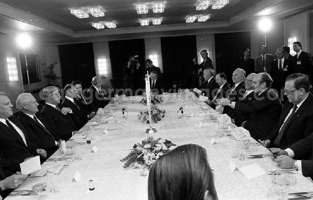 GDR photo archive: Berlin - 12.12.1981 Erich Honecker zu Besuch in Berlin (BRD), Helmut Schmidt (Bundeskanzler) veranstaltet für Honecker ein Abendessen Umschlagnr.: 34