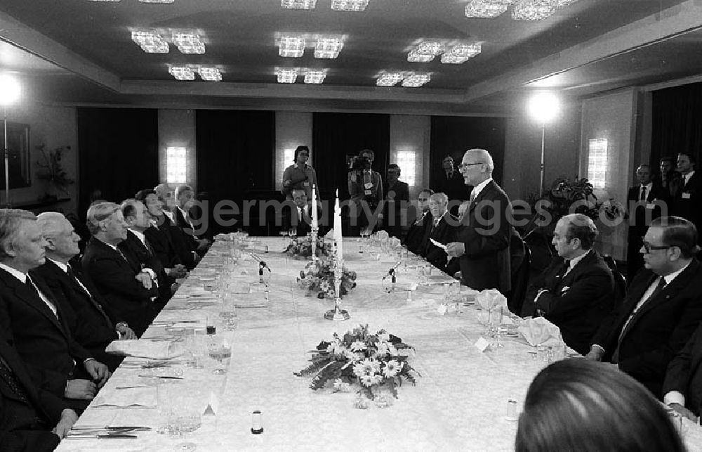 Berlin: 12.12.1981 Erich Honecker zu Besuch in Berlin (BRD), Helmut Schmidt (Bundeskanzler) veranstaltet für Honecker ein Abendessen Umschlagnr.: 34