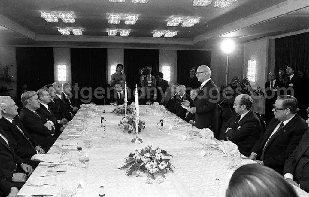 GDR image archive: Berlin - 12.12.1981 Erich Honecker zu Besuch in Berlin (BRD), Helmut Schmidt (Bundeskanzler) veranstaltet für Honecker ein Abendessen Umschlagnr.: 34