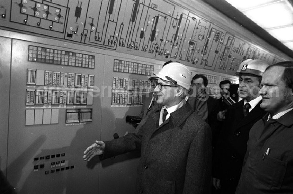 GDR picture archive: Buna - Erich Honecker besucht Chemiearbeiter in Buna. Einwoher bilden ein dichtes Spalier.