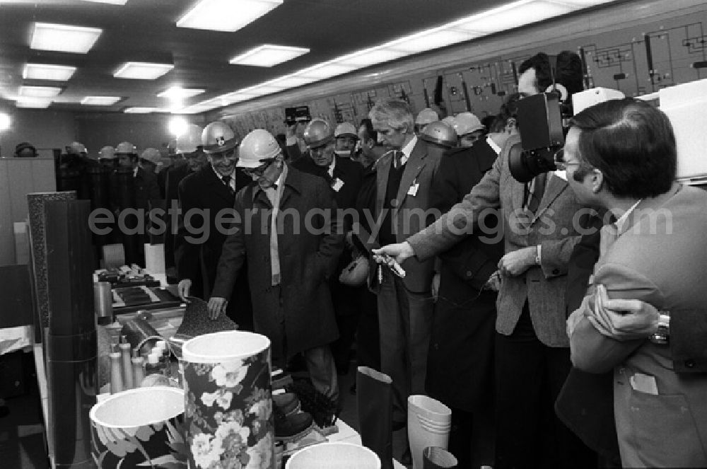 GDR picture archive: Buna - Erich Honecker besucht Chemiearbeiter in Buna. Generaldirektor Dr. Helmut Pohle erklärt das Modell des neuen Produktionskomplexes.