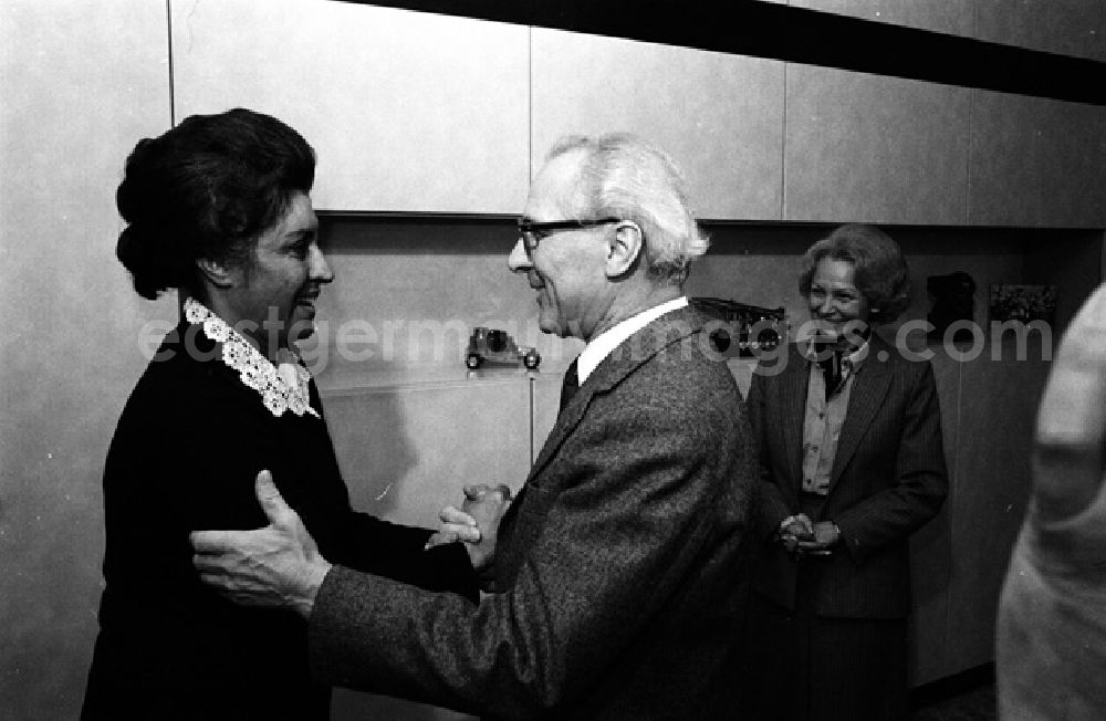 GDR photo archive: Berlin - Erich Honecker empfängt Dr. A. Ratebzad - Mitglieder des Politbüros des Zentralkomitees der Demokratischen Vollkspartei Afganistan. (23