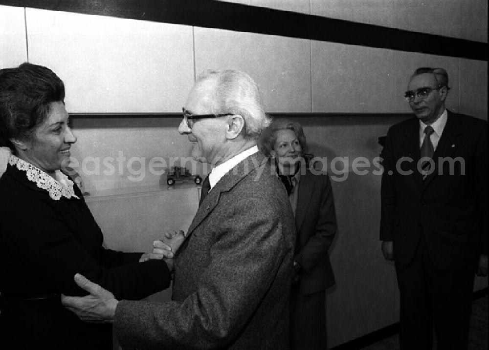 GDR picture archive: Berlin - Erich Honecker empfängt Dr. A. Ratebzad - Mitglieder des Politbüros des Zentralkomitees der Demokratischen Vollkspartei Afganistan. (23
