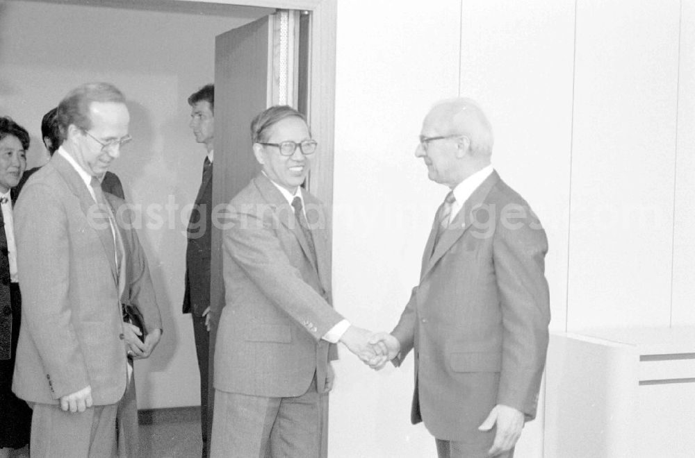 GDR photo archive: Berlin - Erich Honecker empfing chinesische Journalisten im ZK der SED.