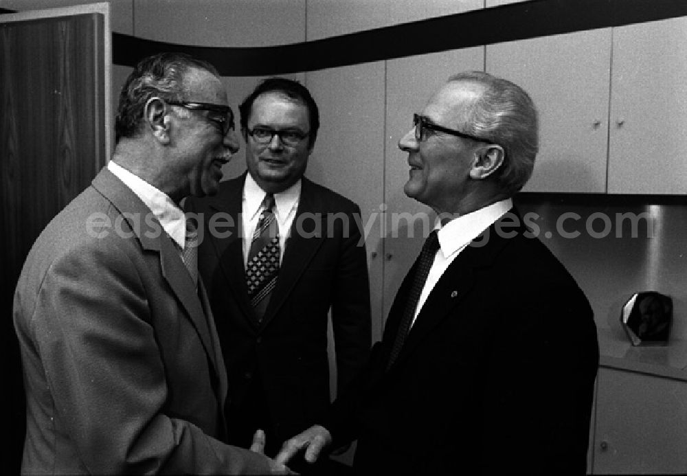 Berlin: Erich Honecker empfängt israelische Abordnung unter Leitung von Towfiq Toubi. Gemeinsamkeit im Kampf für Frieden gegen Wettrüsten betont. (352)