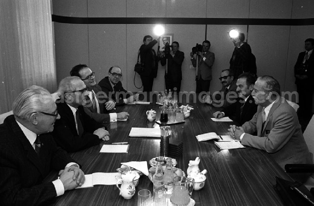 GDR picture archive: Berlin - Erich Honecker empfängt israelische Abordnung unter Leitung von Towfiq Toubi. Gemeinsamkeit im Kampf für Frieden gegen Wettrüsten betont. (352)