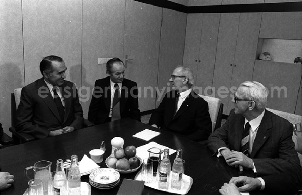 GDR photo archive: Berlin - Erich Honecker empfing im ZK den Vorsitzenden des Bundesexekutivrates Verselin Djuranovic. (174)