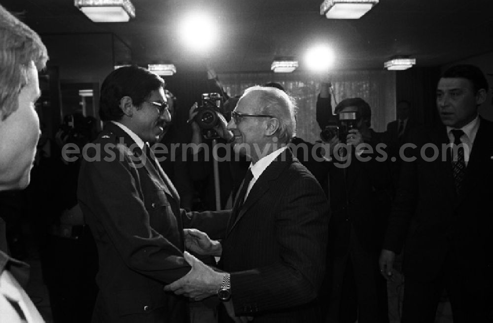 GDR photo archive: Berlin - Erich Honecker empfändt Delegation aus Nikaragua (4