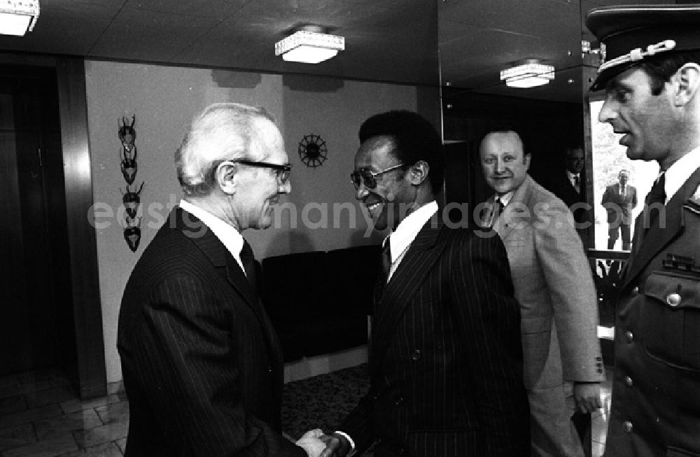 GDR picture archive: Berlin - Erich Honecker empfing Sonderbotschafter ausSambia F.P. Mugabala (4