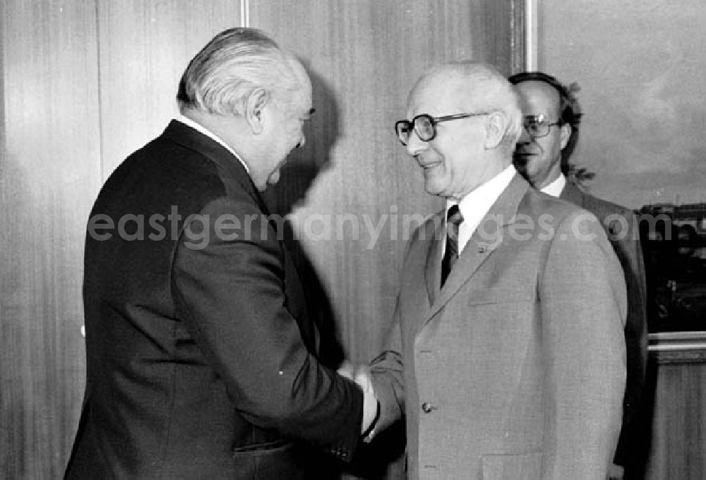 GDR picture archive: Berlin - 26.11.1986 Erich Honecker empfängt im ZK Viktor Nikonow.