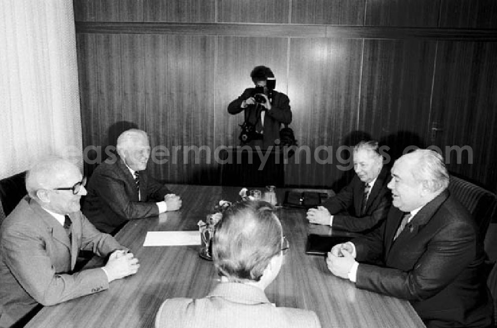 GDR image archive: Berlin - 26.11.1986 Erich Honecker empfängt im ZK Viktor Nikonow.