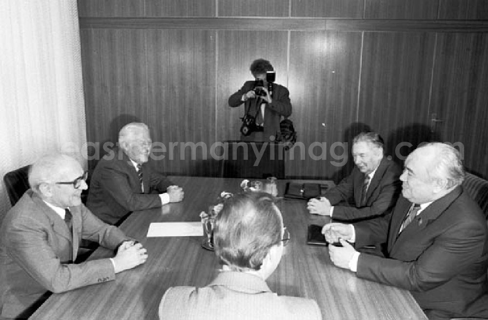 GDR photo archive: Berlin - 26.11.1986 Erich Honecker empfängt im ZK Viktor Nikonow.