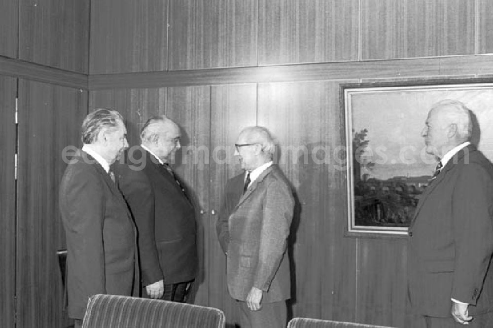 GDR picture archive: Berlin - 26.11.1986 Erich Honecker empfängt im ZK Viktor Nikonow.