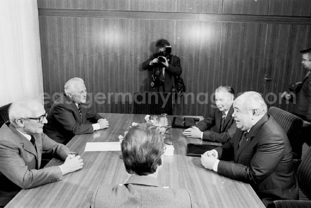 Berlin: 26.11.1986 Erich Honecker empfängt im ZK Viktor Nikonow.