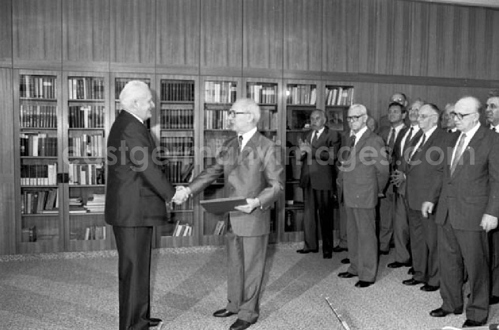 GDR image archive: Berlin - 08.10.1986 Erich Honecker gratuliert Günter Mittag zum 6