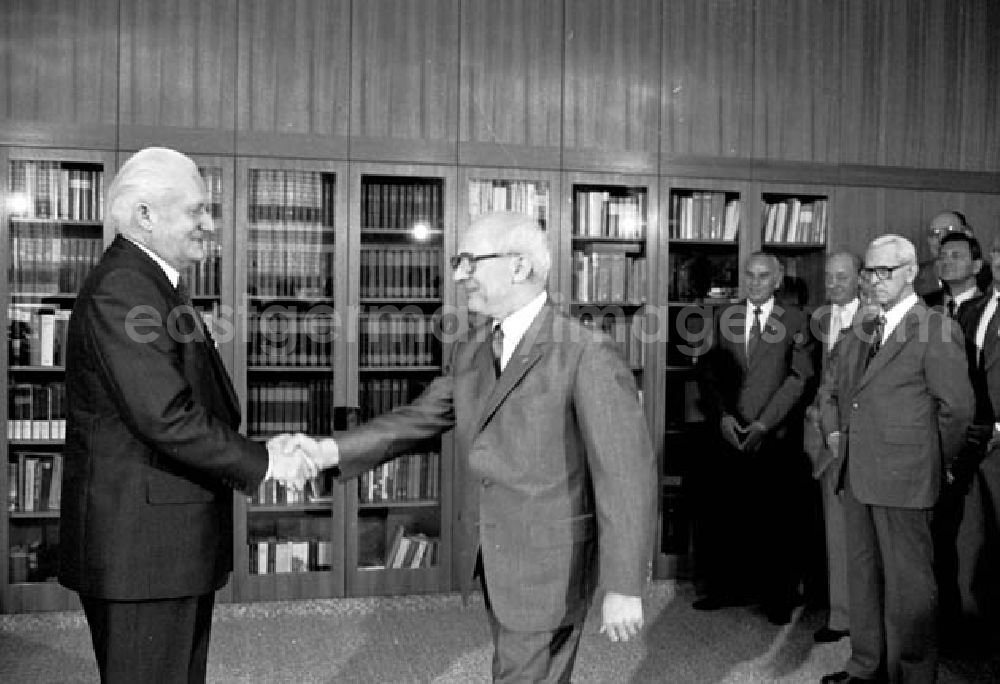 GDR picture archive: Berlin - 08.10.1986 Erich Honecker gratuliert Günter Mittag zum 6