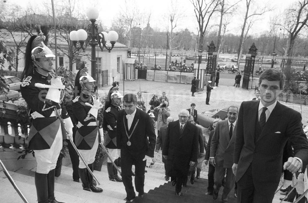 Paris: Erich Honecker, Vorsitzender des Staatsrates DDR, und Jacques Chirac, Bürgermeister Paris, betreten das Palais Bourbon am Quai d'Orsay, Sitz des französischen Außenministeriums, in Paris. Im Hintergrund Leibgardisten mit erhobenem Säbel.